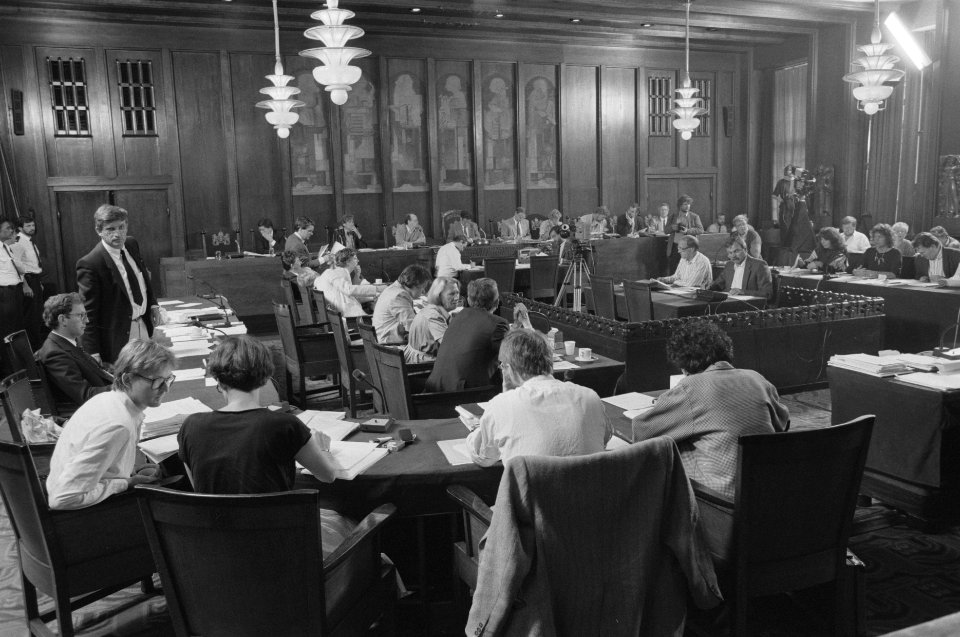 Gemeenteraad Amsterdam vergadert over rapport commissie Herweijer stadhuismuzie, Bestanddeelnr 934-2791