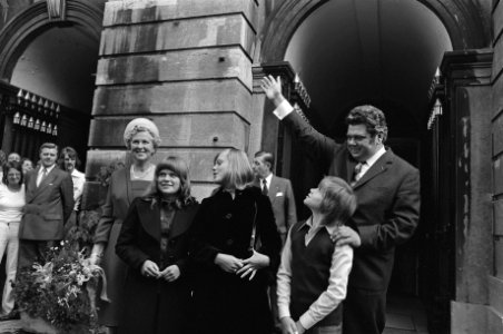 H J L Vonhoff geinstalleerd als burgemeester van Utrecht Vonhoff met gezin, Bestanddeelnr 927-3942