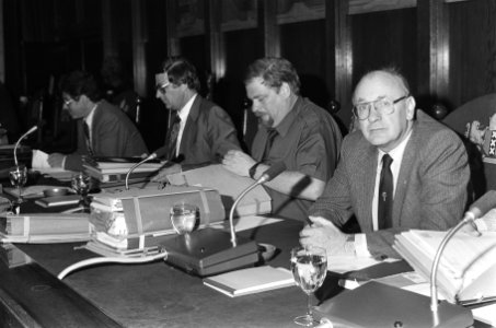 Gemeenteraad Amsterdam rechts wethouder Walraven, links burgemeester Van Thijn, Bestanddeelnr 933-4444