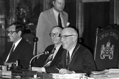 Gemeenteraad Amsterdam wethouder Verhey (links) en burgemeester Samkalden (rech, Bestanddeelnr 928-1575