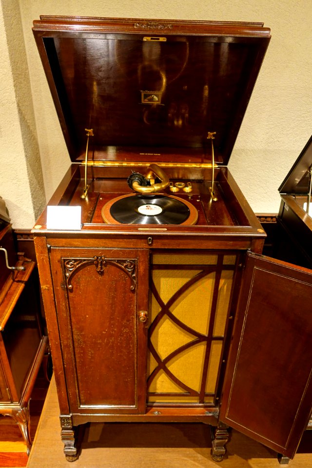 H.M.V. Model 194, The Gramophone Co., UK, 1927 - Kanazawa Phonograph Museum - Kanazawa, Japan - DSC00906