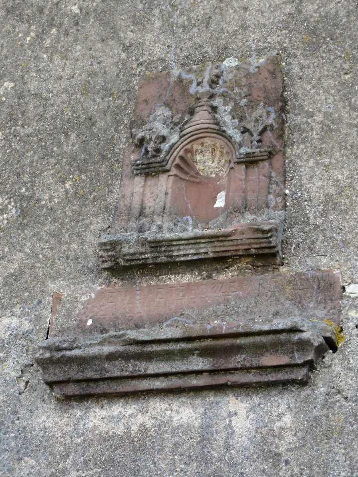 Hénamémil (M-et-M) dessus de porte