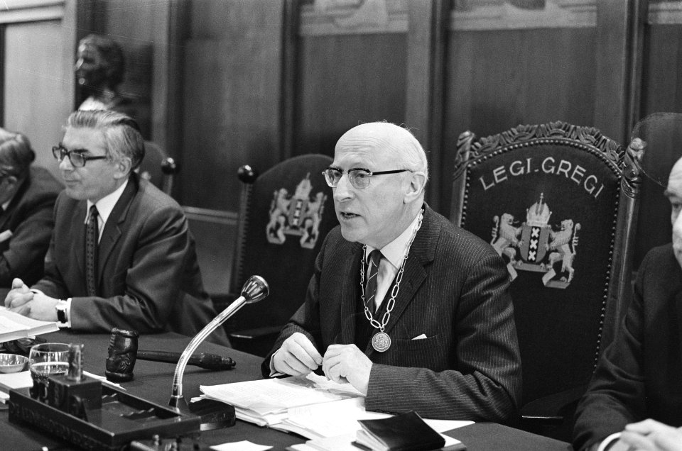 Gemeenteraad Amsterdam besprekingen over bespelen Stadsschouwburg nieuwjaarsre, Bestanddeelnr 924-1487