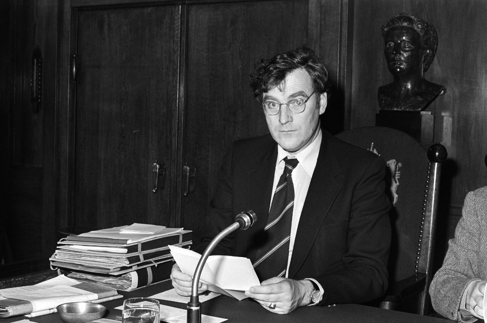 Gemeenteraad Amsterdam 14, 15 Lammers leest krant, Bestanddeelnr 928-4958