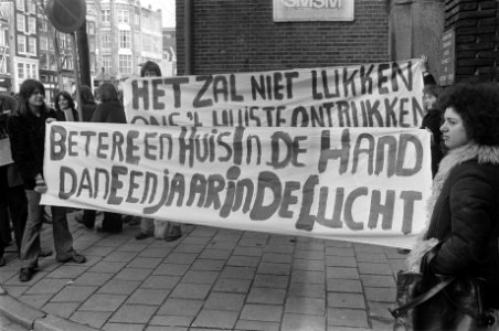 Gemeenteraad Amsterdam (oa aanslag metro) demonstreren vrouwenhuisbewoonsters, Bestanddeelnr 927-7654