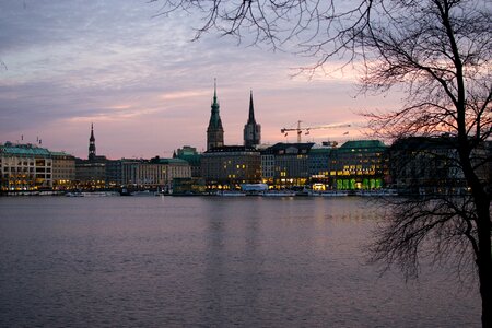 Jungfernstieg abendstimmung innenalster photo