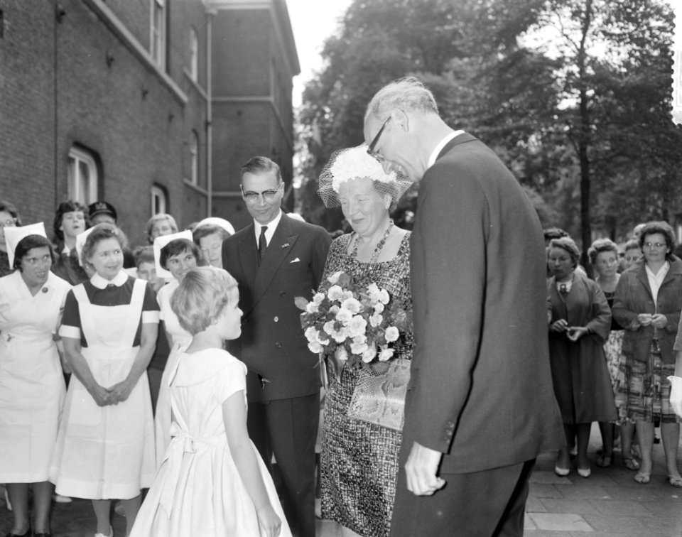 H M de Koningin bezoekt het Ant van Leeuwenhoekhuis Er worden de koningin blo, Bestanddeelnr 912-6255