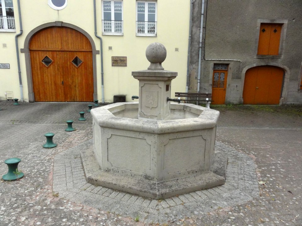 Héming (Moselle) fontaine Place de la libération