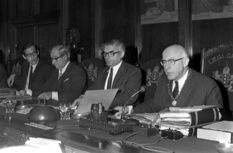 Gemeenteraad Amsterdam behandelt Schiphol en volkstelling v.l.n.r. wethouder Lam, Bestanddeelnr 924-2352