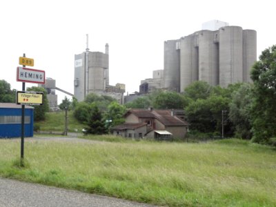 Héming (Moselle) complexe industriel EQIOM, panneau d'entrée du bourg