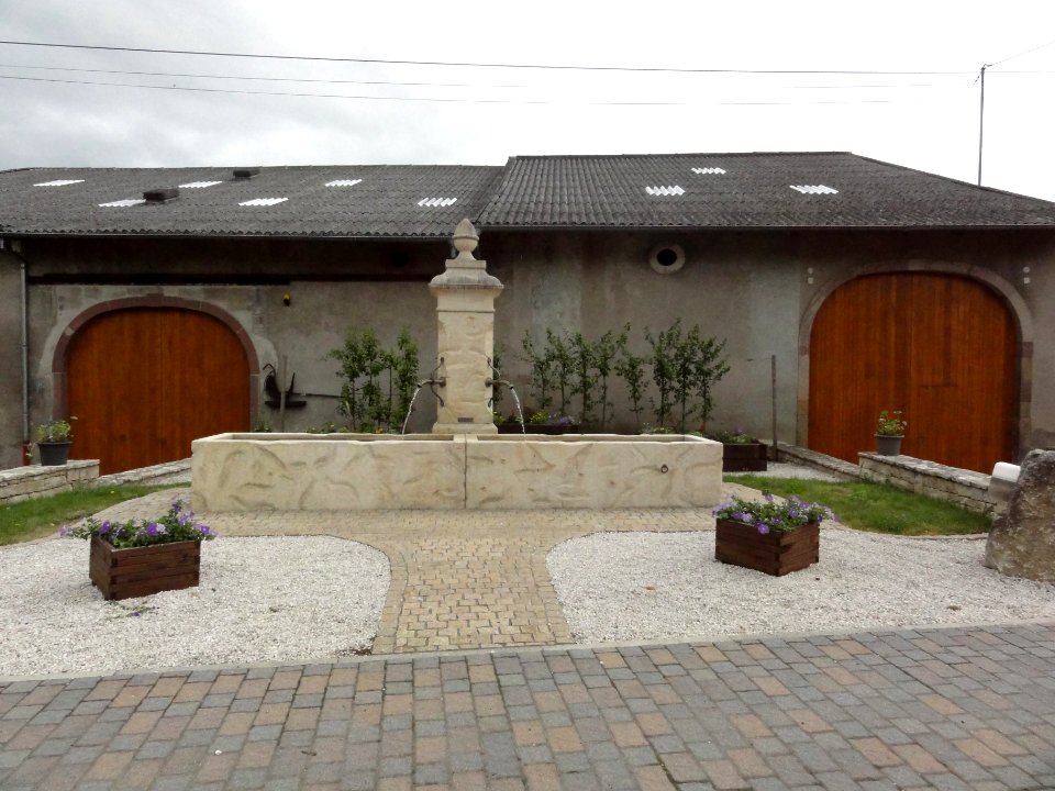 Héming (Moselle) fontaine et portes de grange