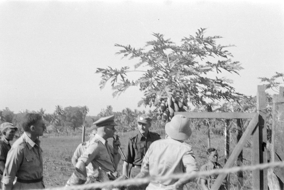 H.J. van Mook met tropenhelm (rechts), links van hem S.H. Spoor (rokend met siga, Bestanddeelnr 10-1-6