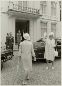 H.M. koningin Juliana bezoekt Haarlem, aankomst bij huize Zomerlust, Wagenweg 65, ambtswoning van burgemeester de Gou. NL-HlmNHA 54011900 02