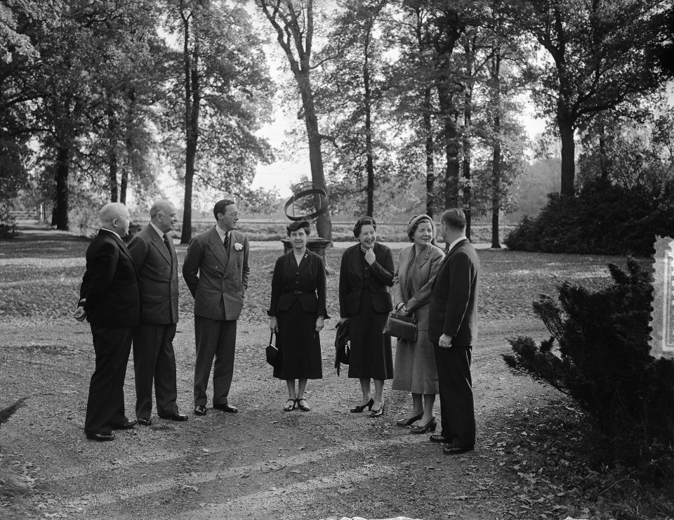 H. M. ontvangt Lord Ismay op Raaphorst te Wassenaar, Bestanddeelnr 905-3772