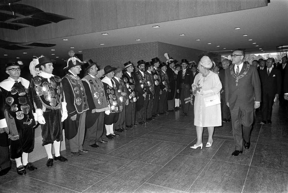 H. M. Kon. Juliana opent stadhuis te Eindhoven nr. 5,6 aankomst Hare Majesteit , Bestanddeelnr 922-8024