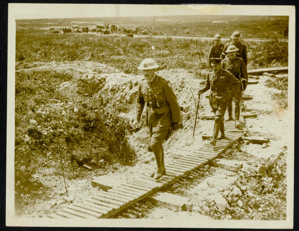 H.M. crossing a shell swept area., Bestanddeelnr 158-0813