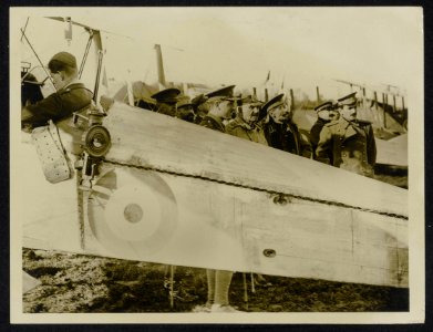 H.M the King of Montenegro watches an aeroplane fight, Bestanddeelnr 158-0979