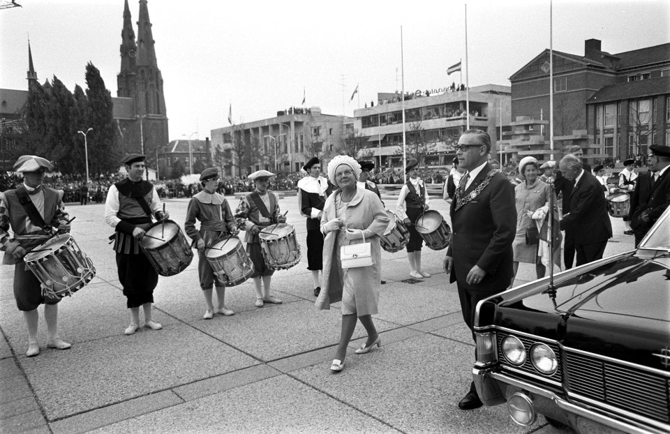 H. M. Kon. Juliana opent stadhuis te Eindhoven aankomst Hare Majesteit bij het , Bestanddeelnr 922-8023