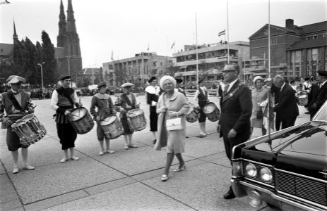 H. M. Kon. Juliana opent stadhuis te Eindhoven aankomst Hare Majesteit bij het , Bestanddeelnr 922-8023