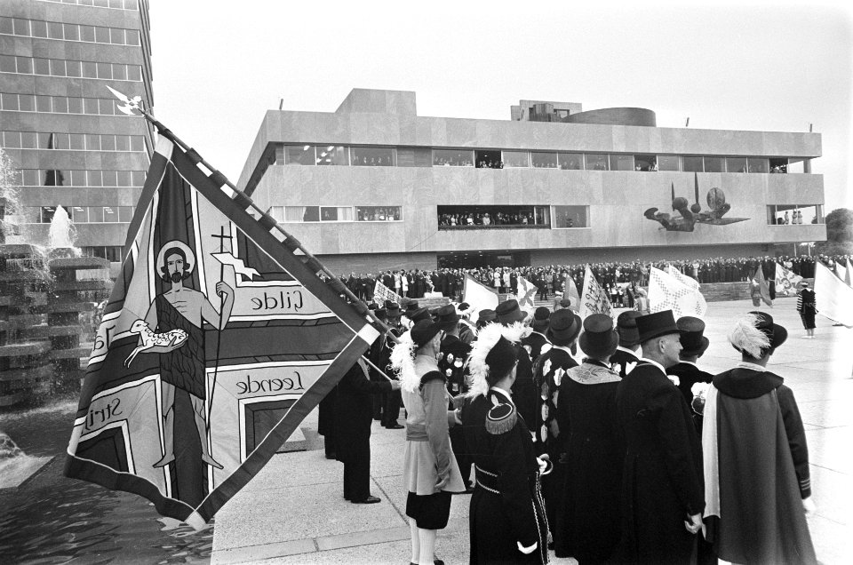 H. M. Kon. Juliana opent stadhuis te Eindhoven nr. 5,6 aankomst Hare Majesteit , Bestanddeelnr 922-8025