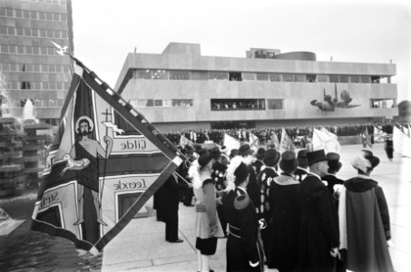 H. M. Kon. Juliana opent stadhuis te Eindhoven nr. 5,6 aankomst Hare Majesteit , Bestanddeelnr 922-8025