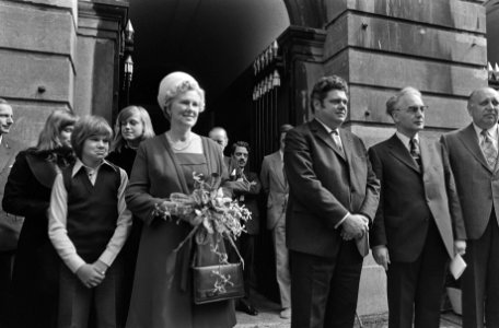H J L Vonhoff geinstalleerd als burgemeester van Utrecht Vonhoff met gezin, Bestanddeelnr 927-3940