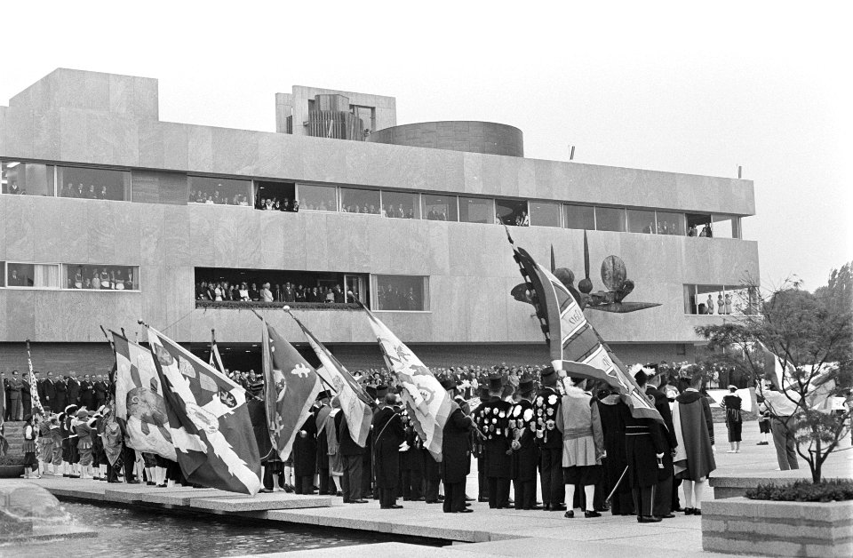 H. M. Koningin Juliana opent stadhuis te Eindhoven Hare Majesteit op balkon, Bestanddeelnr 922-8032