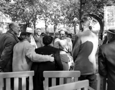 H.M. de Koningin met Prinses Margriet bezoek speeltuin Oud Naarden met opname te, Bestanddeelnr 906-5232