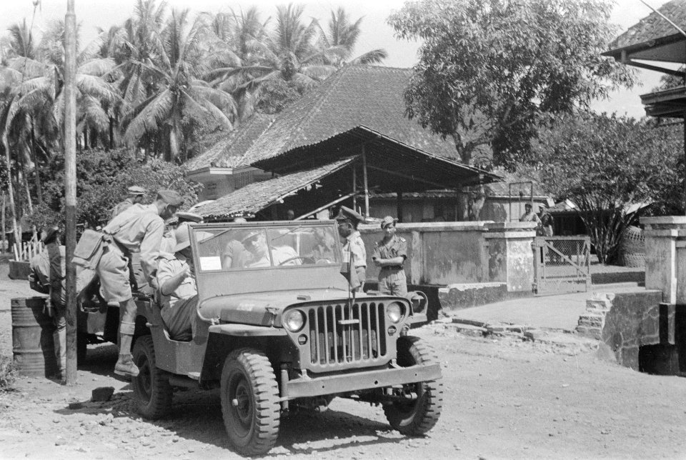 H.J. van Mook en S.H. Spoor in een jeep. De generaal achter het stuur, Bestanddeelnr 10-3-1
