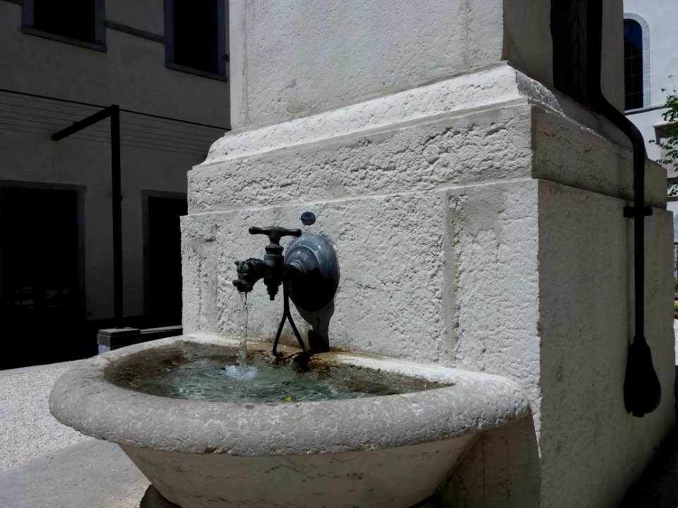 Hôtel-Dieu de Lyon - Cour Saint-Louis, fontaine centrale, vasque sud