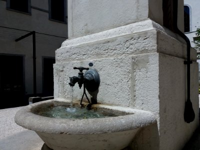 Hôtel-Dieu de Lyon - Cour Saint-Louis, fontaine centrale, vasque sud