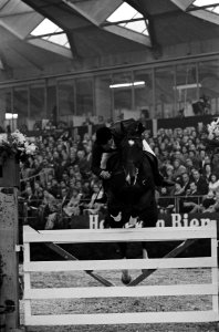 H. Smiths tijdens een sprong op paard Harvester, Bestanddeelnr 918-3575