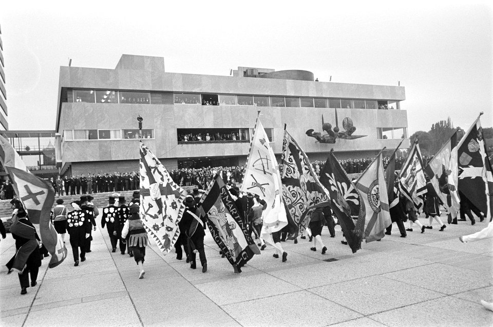 H. M. Kon. Juliana opent stadhuis te Eindhoven Hare Majesteit keek vanaf het ba, Bestanddeelnr 922-8022
