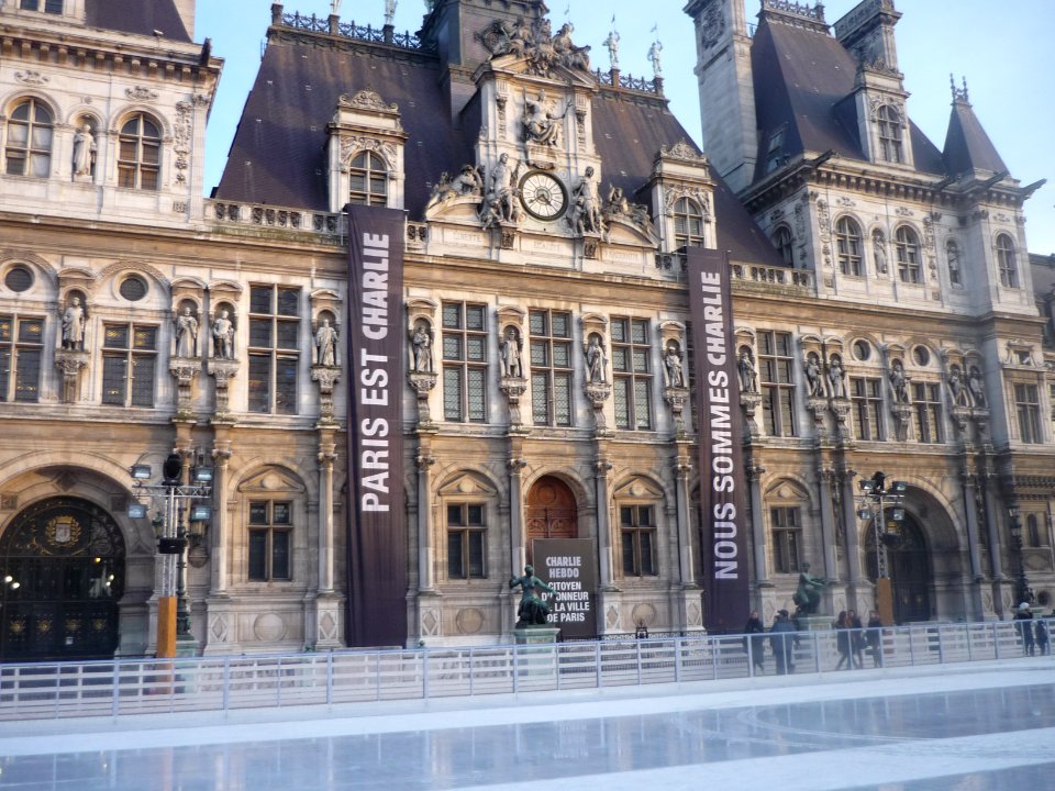 Hôtel de ville de Paris - Banderoles et panneau pour Charlie - P1340362