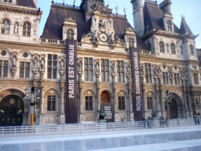 Hôtel de ville de Paris - Banderoles et panneau pour Charlie - P1340362