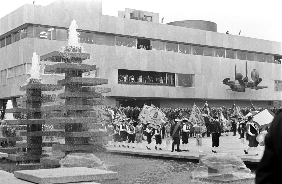 H. M. Koningin Juliana opent stadhuis te Eindhoven Hare Majesteit op balkon, Bestanddeelnr 922-8031