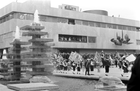 H. M. Koningin Juliana opent stadhuis te Eindhoven Hare Majesteit op balkon, Bestanddeelnr 922-8031