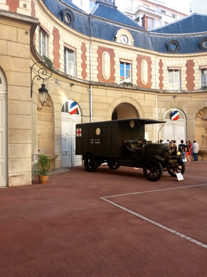 Hôtel du Gouverneur militaire de Lyon - Camion dans la cour