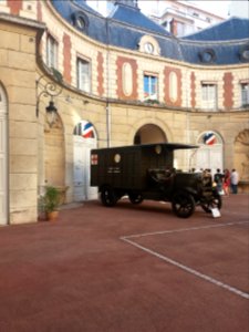 Hôtel du Gouverneur militaire de Lyon - Camion dans la cour