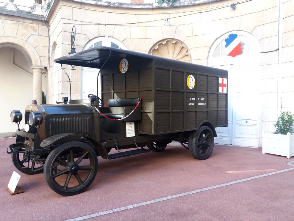 Hôtel du Gouverneur militaire de Lyon - Camion dans la cour 2