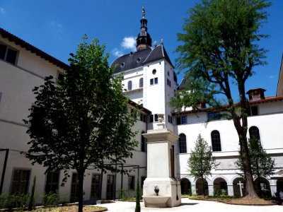 Hôtel-Dieu de Lyon - Cour Saint-Louis, fontaine centrale et dôme nord