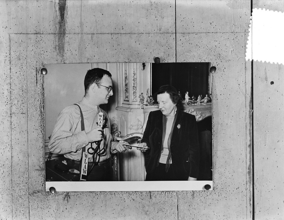 H. M. Koningin met Amerikaanse Radio Consm. Redwick Macleish, Bestanddeelnr 905-5463