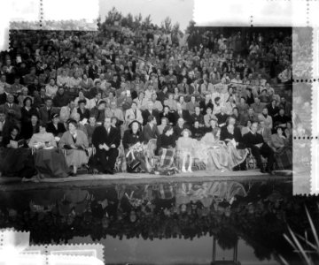 H. M. met Beatrix en Irene in Openbaar Fh. Bloemendaal, Bestanddeelnr 905-1788