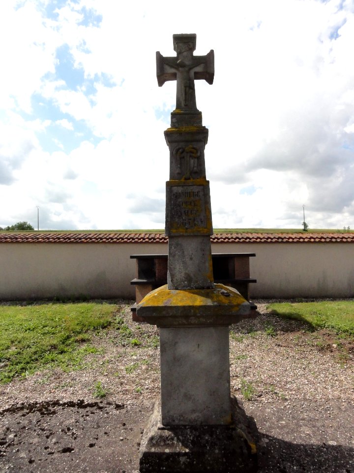 Hénamémil (M-et-M) croix de cimetière
