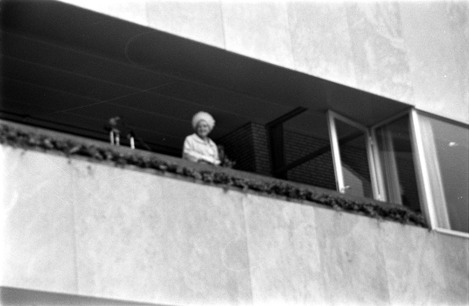 H. M. Koningin Juliana opent stadhuis te Eindhoven Hare Majesteit op balkon, Bestanddeelnr 922-8028