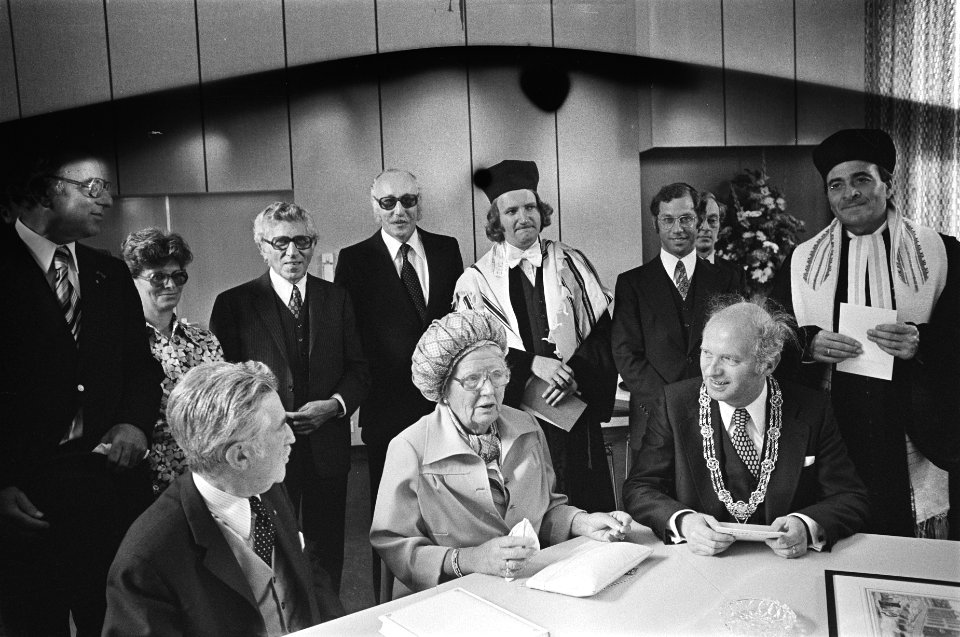 H M bij gerestaureerde synagoge van Liberaal Joodse Gemeente in Den Haag ,H M en, Bestanddeelnr 928-7634