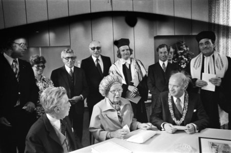 H M bij gerestaureerde synagoge van Liberaal Joodse Gemeente in Den Haag ,H M en, Bestanddeelnr 928-7634