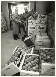 H. van der Veen van het Bedrijfsschap voor Groenten en Fruit en voorzitter A. Boon van de Haarlemse Groothandelsmarkt bij de groothandel voor Groente - en Fruit in de Waarderpolder, ter gele, NL-HlmNHA 54031722