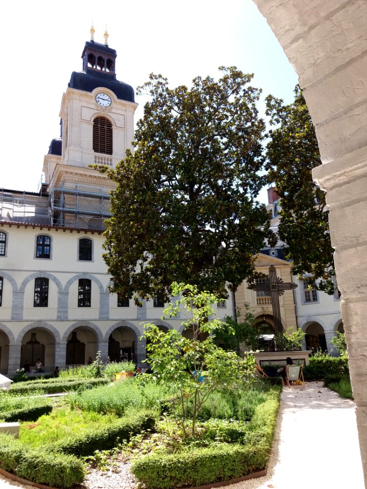 Hôtel-Dieu de Lyon - Grand cloître, vue sur la chapelle sous une arche