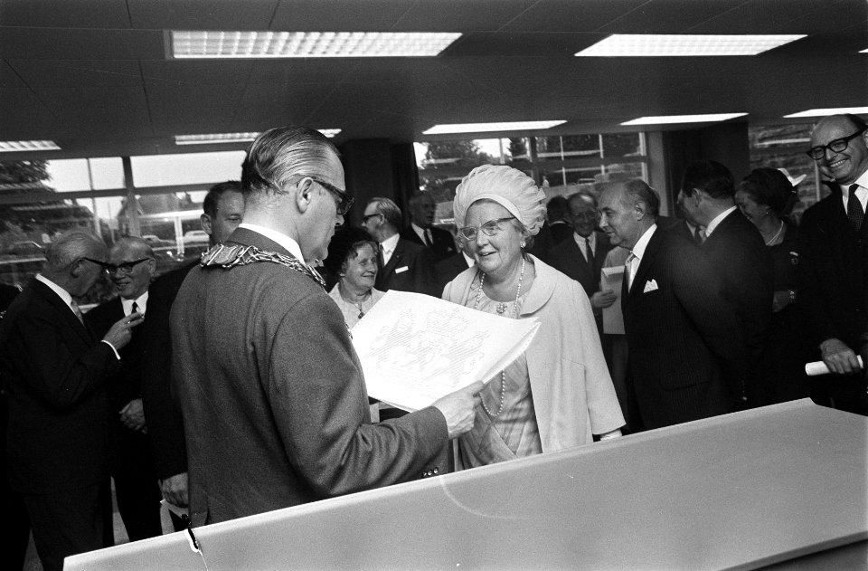 H. M. Koningin Juliana opent stadhuis te Eindhoven Hare Majesteit bij computer , Bestanddeelnr 922-8027